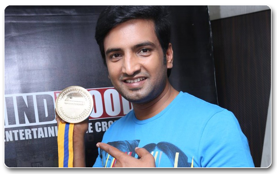 Santhanam AT BEHINDWOODS GOLD SUMMIT 2013 FILM AWARDS