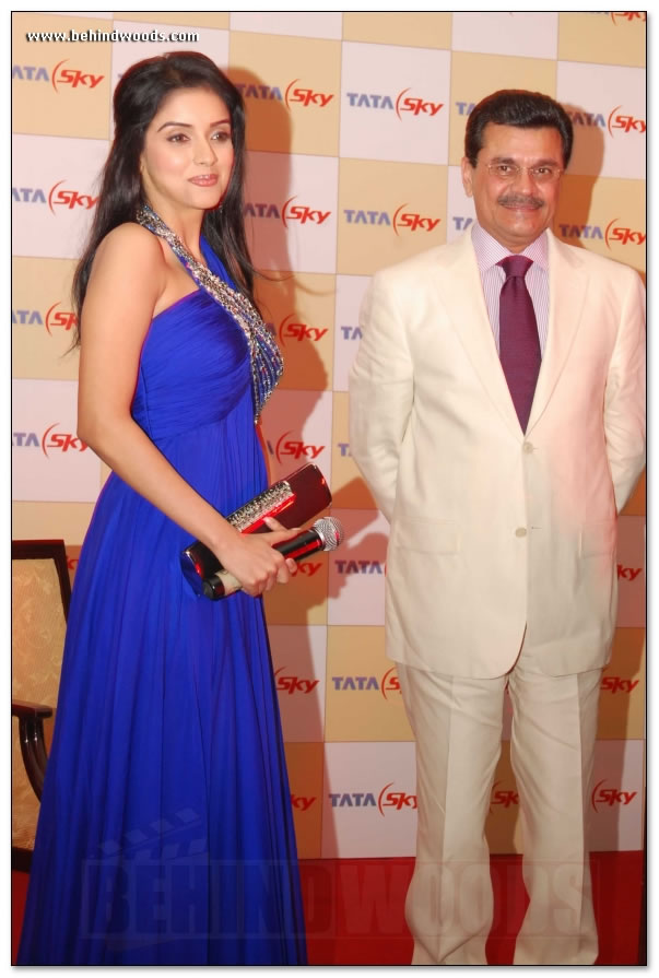 Asin dines with Tatasky winner - Images