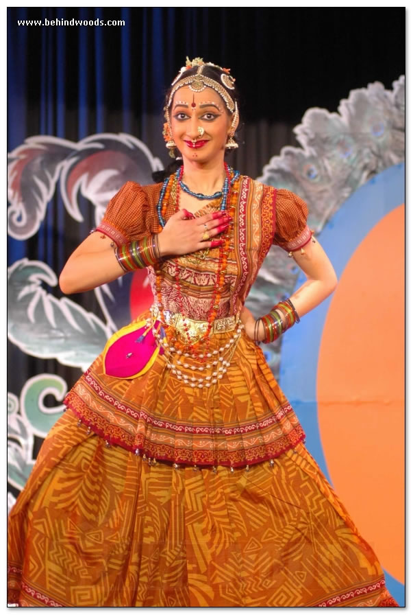 Classical performance by Seemans nieces - Images