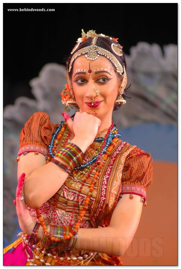 Classical performance by Seemans nieces - Images