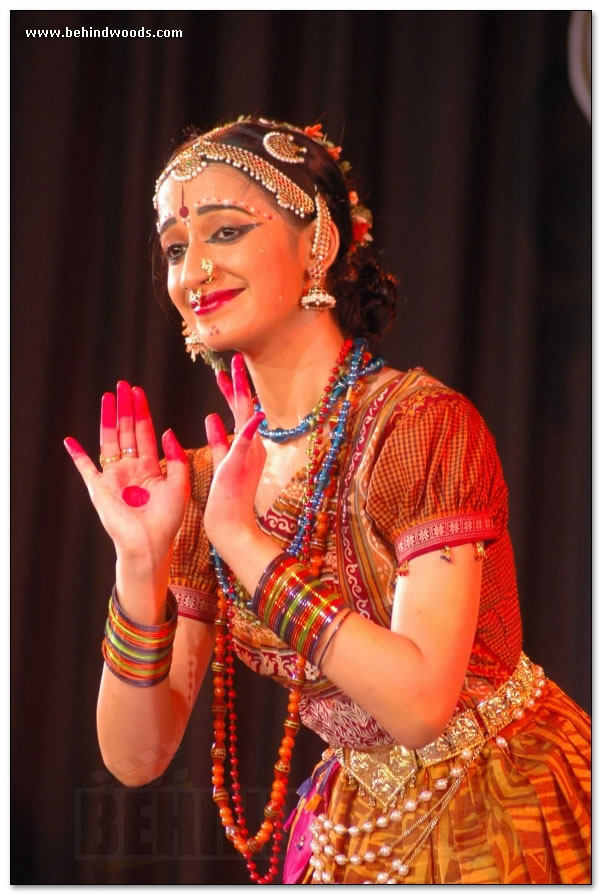 Classical performance by Seemans nieces - Images