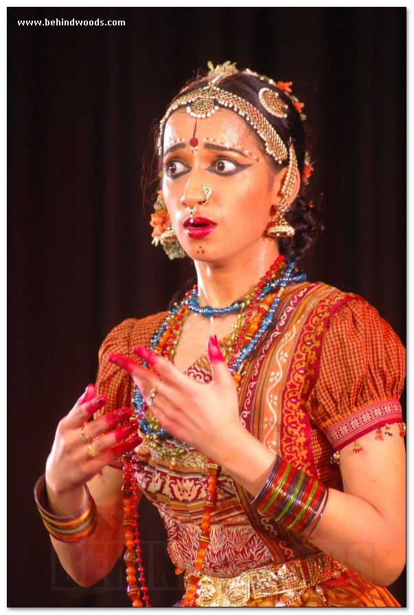 Classical performance by Seemans nieces - Images