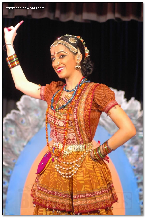 Classical performance by Seemans nieces - Images