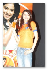 Genelia date with fans - Images