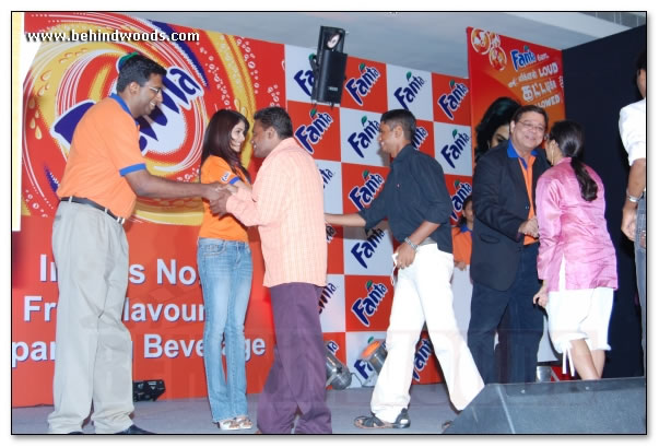 Genelia date with fans - Images