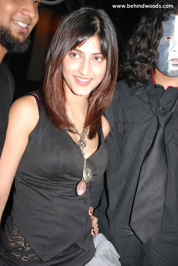 The image “http://www.behindwoods.com/image-gallery-stills/photos-9/shruti-haasan/shruti-haasan-05.jpg” cannot be displayed, because it contains errors.