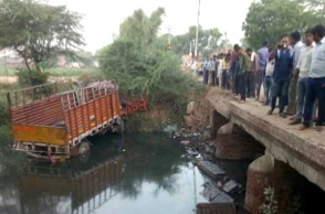 14 dead, 25 injured as mini truck overturns