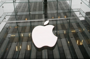 Apple becomes world's first company to hit $800 billion