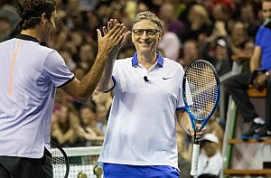 Bill Gates plays tennis with Roger Federer