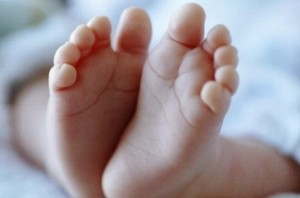 Father strangles neck of 1-year-old baby with his leg