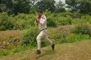 Cop saves 400 kids by running 1 km with 10 kg bomb