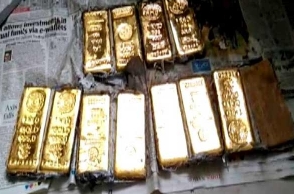Gold smugglers arrested at Mumbai Airport