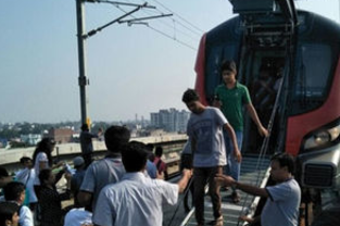 Metro train breaks down on first day, towed away in Lucknow