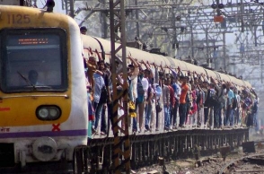 Mumbai: Man throws 19-year-old woman out of running train