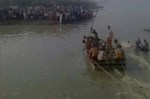 ‘Overloaded’ boat capsized in yamuna river; 15 die