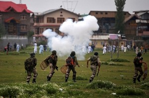 Stink bomb test fails to control crowd in Kashmir