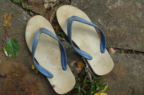 ''Thrash corrupts with sandals'': Top politician