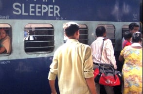 Man snatches bag; Woman dies falling from train