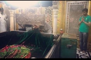 Journalist shares photo of Hindu, Muslim praying in Dargah