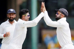 Drunk fan gives tips to Sri Lankan batsman during match
