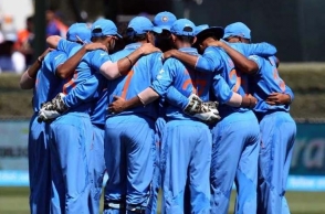 India 8 runs away from winning, angry Sri Lankan fans interrupt play