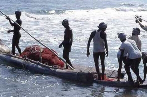 Sri Lankan Navy arrests 10 fishermen