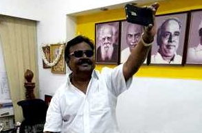 DMDK chief Vijayakanth’s charming selfie goes viral