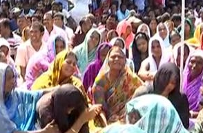 Fishermen missing: Over 1,000 women throng road