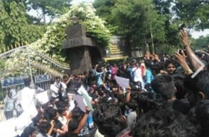 1000 Loyola college students agitate seeking to cancel NEET