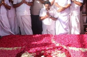 TN CM and O Paneerselvam pay respect at Jaya’s memorial
