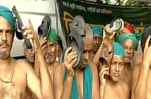 TN farmers beat themselves with chappals to protest MLAs salary hike