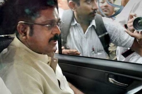 TTV Dhinakaran holds emergency meeting with lawyers