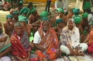 TN farmers engage in protest at Jantar Mantar wearing sarees