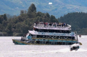 Tourist boat sinks in Colombia