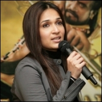 superstar-soundarya-ashwin-20-09-12