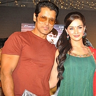 Amy Jackson is all praise for her Ai co-star Vikram