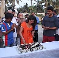 Samantha celebrates her birthday in Kaththi sets