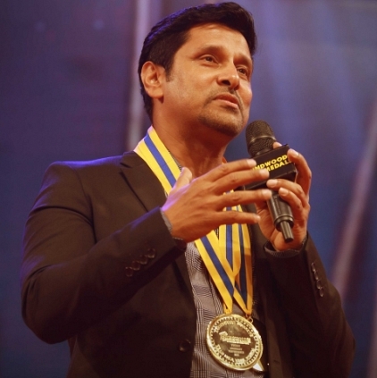 Chiyaan Vikram bags the legendary performance award in Behindwoods Gold 2015
