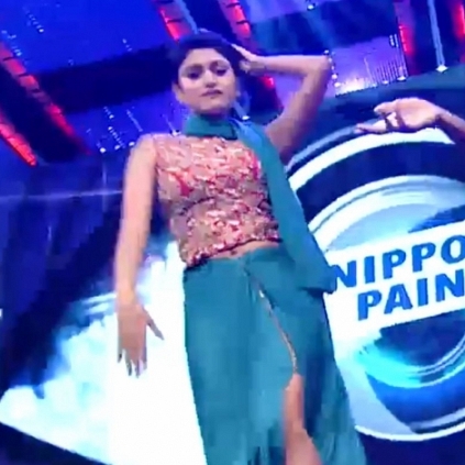 Oviya dances for Jimikki Kammal song in Bigg Boss Kondaattam show