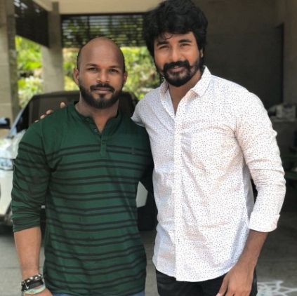 Sivakarthikeyan presents a gift to Indian weightlifter Sathish Sivalingam