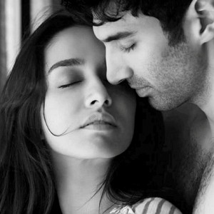 Popular hit couple gets surrounded!