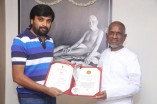 Sasikumar meets Isaignani Ilayaraja