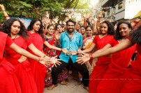Kadhalum Kadanthu Pogum (aka) Kadhalum Kadanthu Pogum