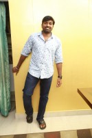 Kadhalum Kadanthu Pogum (aka) Kadhalum Kadanthu Pogum