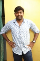 Kadhalum Kadanthu Pogum (aka) Kadhalum Kadanthu Pogum
