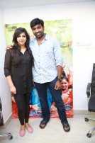 Kadhalum Kadanthu Pogum (aka) Kadhalum Kadanthu Pogum