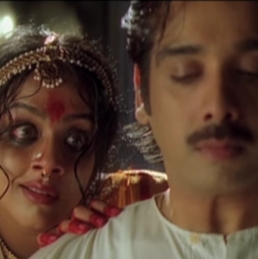 Jyo tries to pass the disease, while Vineeth tries not to look into her eyes...