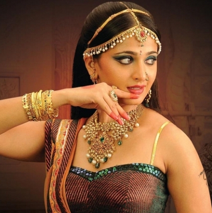 Anushka touted to do a dance number in Mahesh Babu's Bharath Ane Nenu