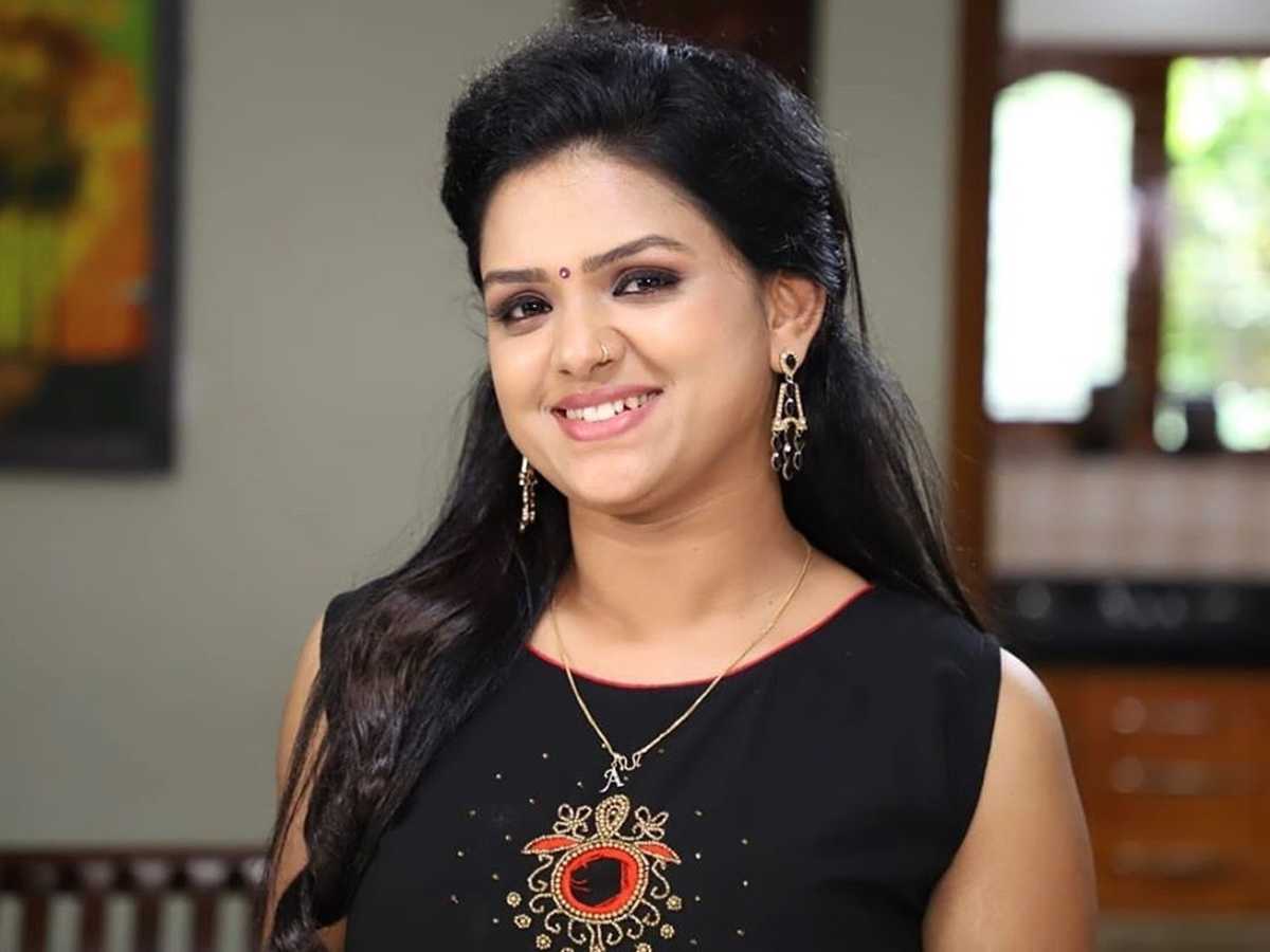 Popular TV Actress absconds after lady suicide | பெண் தற்கொலை செய்துகொண்ட விவகாரத்தில் நடிகை தலைமறைவு