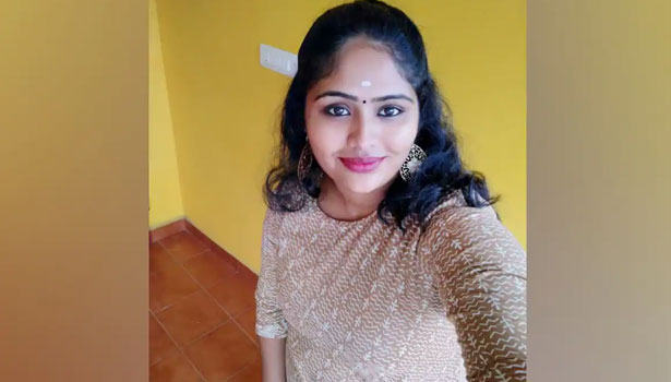 After allegedly robbing her own house, Deivamagal serial actress Suchitra absconds